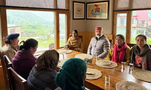 Himachal: सड़कें बंद हुईं, सिस्सू में दिल खुल गए