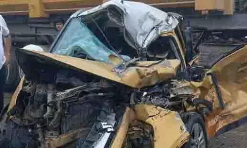 ग्रेटर नोएडा में ट्रक से टकराई SUV, हादसे में महिला की मौत, चार घायल