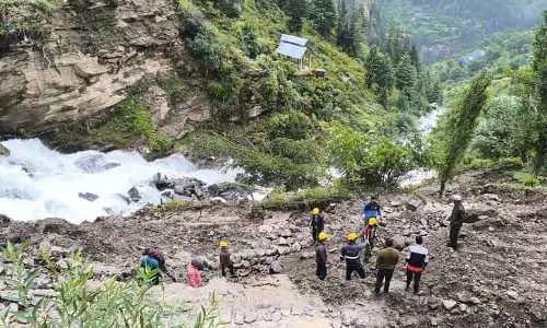 सन्नाटे में फंसे Pangi के निवासी, सड़कें जर्जर होने के कारण हवाई मार्ग से मदद की गुहार लगा रहे