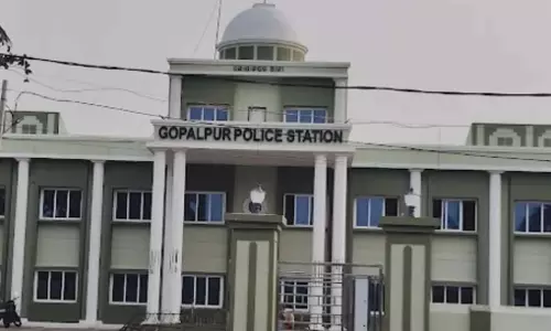 Odisha : गोपालपुर पुलिस स्टेशन में नाबालिग लड़की ने फिनाइल पीया, पुरुष मित्र गिरफ्तार Odisha : गोपालपुर पुलिस स्टेशन में नाबालिग लड़की ने फिनाइल पीया, पुरुष मित्र गिरफ्तार