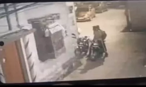 पंडरी तराई मंडी गेट में बाइक चोरी, Video पंडरी तराई मंडी गेट में बाइक चोरी, Video