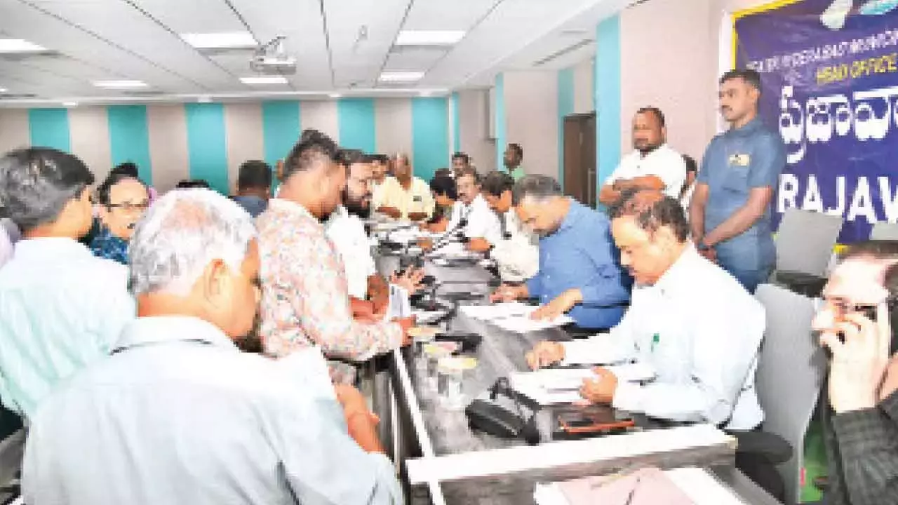 Telangana: GHMC प्रजावाणी को 122 शिकायतें मिलीं Telangana: GHMC प्रजावाणी को 122 शिकायतें मिलीं