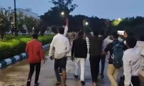बाराबंकी विश्वविद्यालय में ABVP का हिंसक प्रदर्शन, CM योगी ने जांच के आदेश दिए बाराबंकी विश्वविद्यालय में ABVP का हिंसक प्रदर्शन, CM योगी ने जांच के आदेश दिए