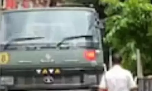 Kolkata: तृणमूल मंच पर सेना गाड़ी का विवाद, पुलिस सक्रिय Kolkata: तृणमूल मंच पर सेना गाड़ी का विवाद, पुलिस सक्रिय