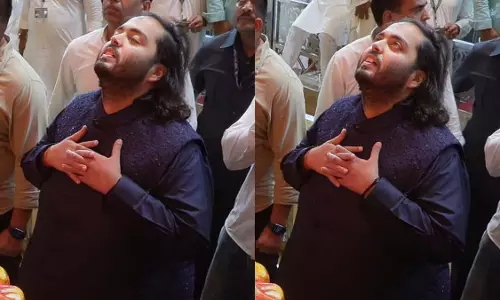 अनंत अंबानी भारी भीड़ के बीच कड़ी सुरक्षा के साथ मुंबई के लालबागचा राजा के दर्शन करने पहुंचे अनंत अंबानी भारी भीड़ के बीच कड़ी सुरक्षा के साथ मुंबई के लालबागचा राजा के दर्शन करने पहुंचे