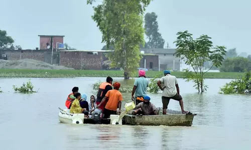 Pathankot: पंजाब में नदियों में उफान, 1300 गांव बाढ़ से प्रभावित Pathankot: पंजाब में नदियों में उफान, 1300 गांव बाढ़ से प्रभावित