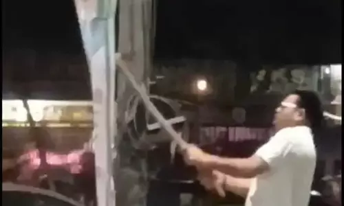 मंत्री का स्वागत पोस्टर फाड़ रहा था युवक, बीजेपी कार्यकर्ताओं की नजर पड़ी, जमकर कर दी पिटाई