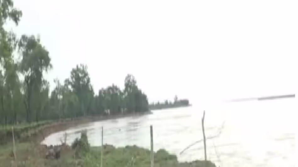 Assam : ब्रह्मपुत्र नदी के कटाव ने बालीजान चाय बागान को लील लिया, पारिस्थितिक चिंताएं बढ़ीं Assam : ब्रह्मपुत्र नदी के कटाव ने बालीजान चाय बागान को लील लिया, पारिस्थितिक चिंताएं बढ़ीं