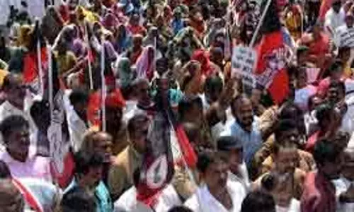 AIADMK की बैठक में DMK नेता की कार पर हमला