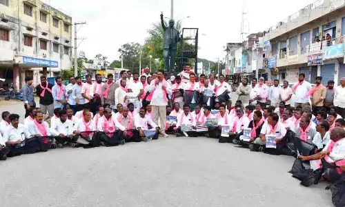 वानापर्थी में कांग्रेस के घोष आयोग के खिलाफ BRS का विरोध प्रदर्शन