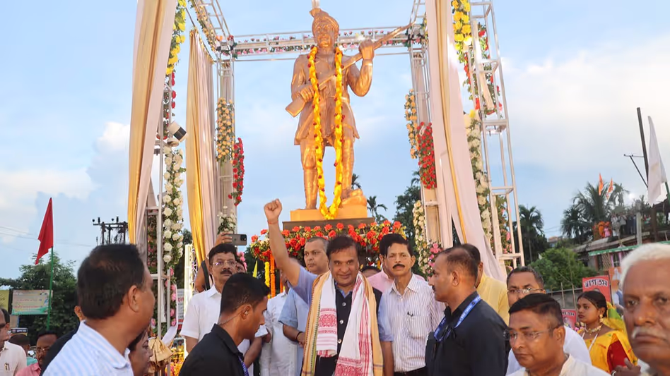Assam : हिमंत ने सिलचर में मंगल पांडे की प्रतिमा का अनावरण किया