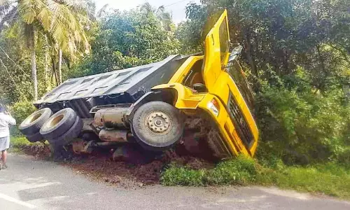Kerala : एक टिपर लॉरी अनियंत्रित होकर पलट गई Kerala : एक टिपर लॉरी अनियंत्रित होकर पलट गई