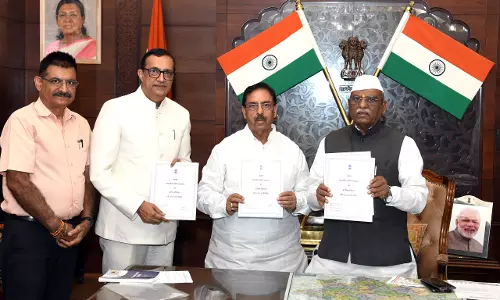 Jaipur: राज्य वित्त आयोग के अध्यक्ष डॉ. अरुण चतुर्वेदी ने राज्यपाल से मुलाकात की
