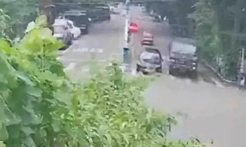 Kolkata: खतरनाक ड्राइविंग के आरोप में सेना का ट्रक जब्त Kolkata: खतरनाक ड्राइविंग के आरोप में सेना का ट्रक जब्त
