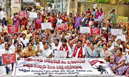 संविदा कर्मचारी, ANM और जूनियर डॉक्टर वेतन और अन्य लाभों के लिए दबाव बना रहे