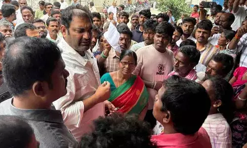 Mahabubnagar: यूरिया की कमी को लेकर किसानों ने कैंप कार्यालयों पर किया विरोध प्रदर्शन