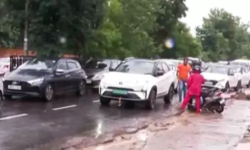 Bhubaneswar: भारी बारिश से यातायात बाधित, यात्री फंसे