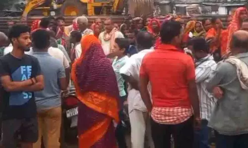 Odisha: उर्वरक संकट पर अस्का में किसानों का हंगामा Odisha: उर्वरक संकट पर अस्का में किसानों का हंगामा