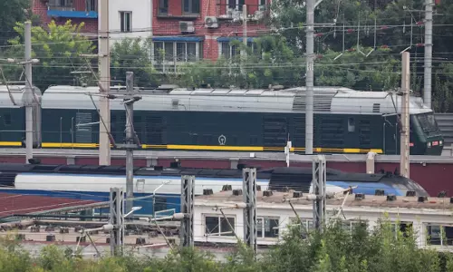 उत्तर कोरियाई नेता China यात्रा के लिए बख्तरबंद हरी ट्रेन में सवार