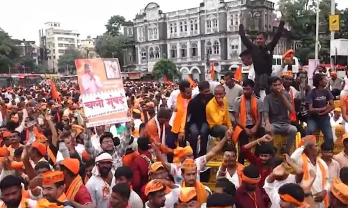 Navi Mumbai में सड़क पर हुई मारपीट में मराठा आरक्षण प्रदर्शनकारियों पर हमला Navi Mumbai में सड़क पर हुई मारपीट में मराठा आरक्षण प्रदर्शनकारियों पर हमला