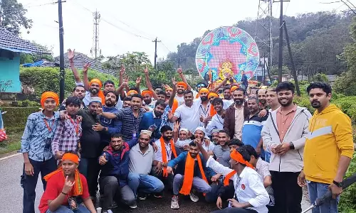 गणेश विसर्जन: मुसलमानों ने बांटी मिठाइयाँ गणेश विसर्जन: मुसलमानों ने बांटी मिठाइयाँ