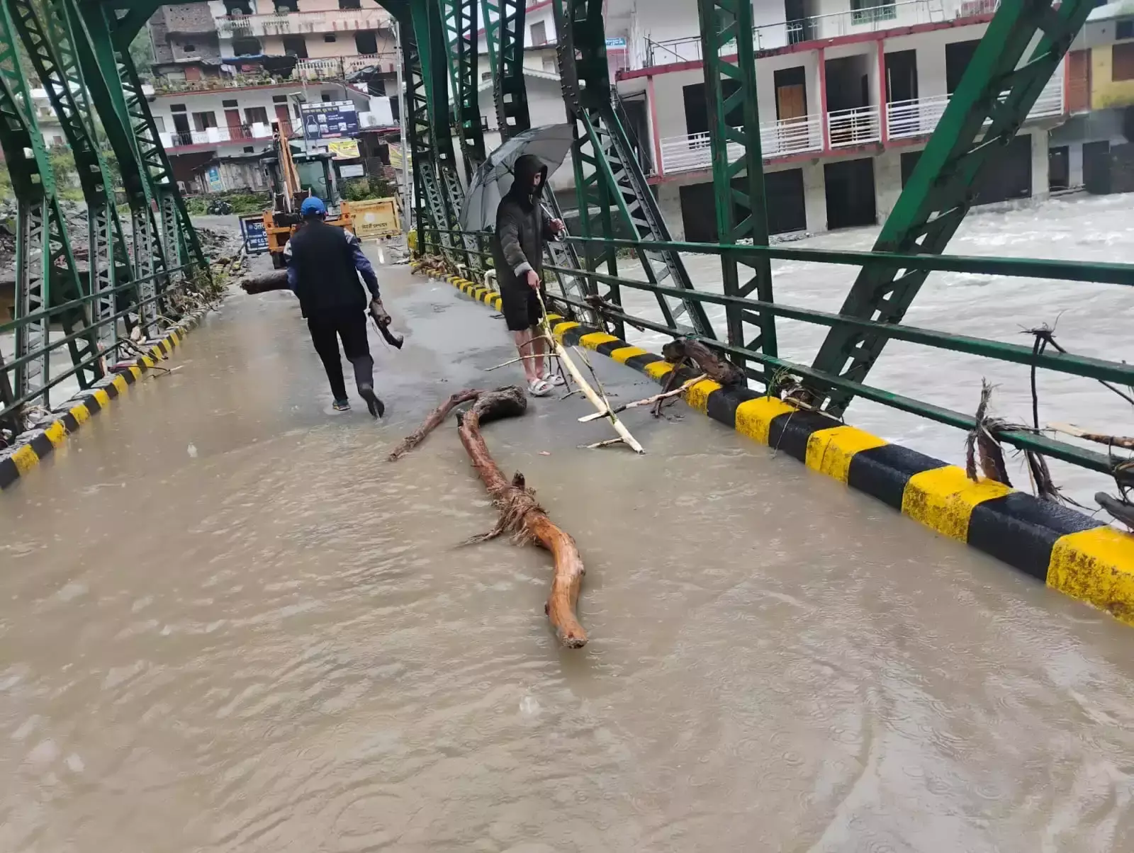 Uttarkashi: हाईवे पर लगातार भूस्खलन, सावधानी जरूरी Uttarkashi: हाईवे पर लगातार भूस्खलन, सावधानी जरूरी