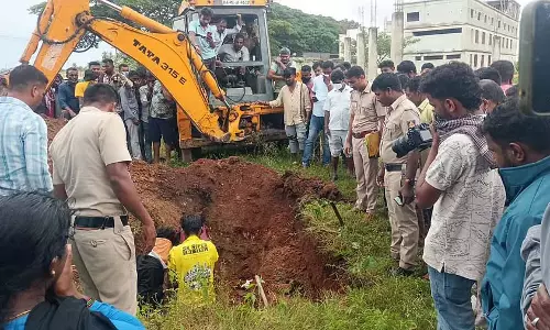 Kikkeri : डीएनए परीक्षण के लिए दफनाए गए शव को निकाला गया Kikkeri : डीएनए परीक्षण के लिए दफनाए गए शव को निकाला गया