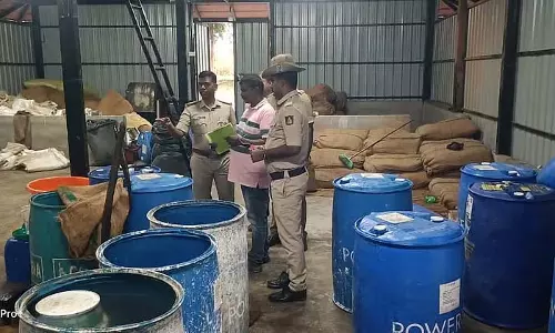 नकली उत्पादों की बिक्री: पुलिस की छापेमारी नकली उत्पादों की बिक्री: पुलिस की छापेमारी