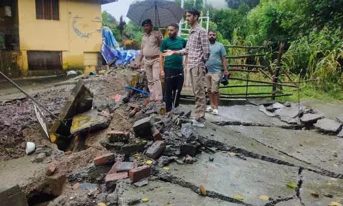 Hamirpur village में मकान गिरे