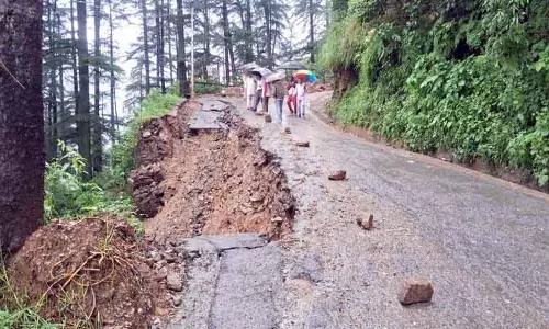Himachal में लगातार हो रही बारिश के चलते तीन जिलों के लिए रेड अलर्ट जारी