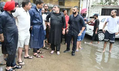 MLA और नगर निगम प्रमुख क्षेत्र में सक्रिय, बारिश का पानी निकालने के निर्देश जारी MLA और नगर निगम प्रमुख क्षेत्र में सक्रिय, बारिश का पानी निकालने के निर्देश जारी