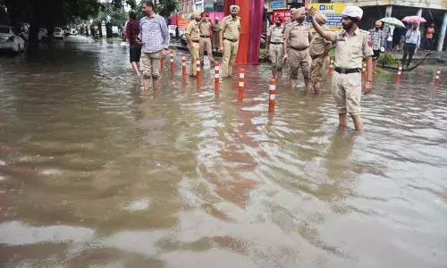Ludhiana: वर्दीधारी जवान बारिश के बीच यात्रियों को दे रहे, बेहतरीन सेवाएं Ludhiana: वर्दीधारी जवान बारिश के बीच यात्रियों को दे रहे, बेहतरीन सेवाएं