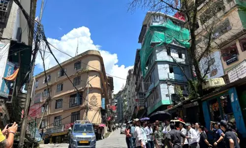 Sikkim : गंगटोक ने केबल की समस्या से निपटने और शहर का आकर्षण बहाल करने के लिए Sikkim : गंगटोक ने केबल की समस्या से निपटने और शहर का आकर्षण बहाल करने के लिए