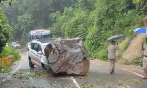 Haldwani: स्वास्थ्य अधिकारी के वाहन पर भारी चट्टान गिरी, 2 घायल Haldwani: स्वास्थ्य अधिकारी के वाहन पर भारी चट्टान गिरी, 2 घायल