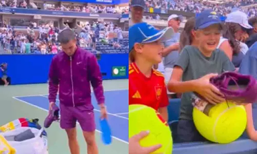 US Open जीतने के बाद अल्काराज़ ने बच्चों को दिए जूते, फैंस हुए भावुक