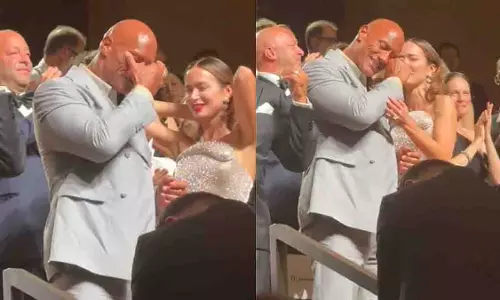 वेनिस में The Rock को 15 मिनट की तालियां, भावुक होकर रो पड़े वेनिस में The Rock को 15 मिनट की तालियां, भावुक होकर रो पड़े