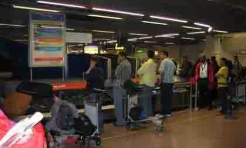 Pune एयरपोर्ट पर 13.7 किलो हाइड्रोपोनिक गांजा जब्त Pune एयरपोर्ट पर 13.7 किलो हाइड्रोपोनिक गांजा जब्त