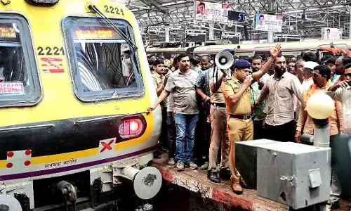 मराठा प्रदर्शन खत्म, मध्य रेलवे ने CSMT-वाशी दो विशेष ट्रेनें चलाईं मराठा प्रदर्शन खत्म, मध्य रेलवे ने CSMT-वाशी दो विशेष ट्रेनें चलाईं