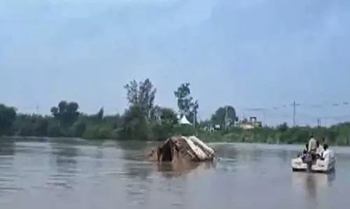 Delhi के अधिकारियों ने निचले इलाकों में फंसे किसानों को बचाने के लिए बचाव अभियान शुरू किया