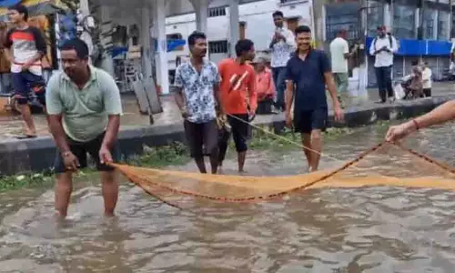 Balasore: जलमग्न सड़कों पर मछली पकड़ने के जाल डालकर विरोध