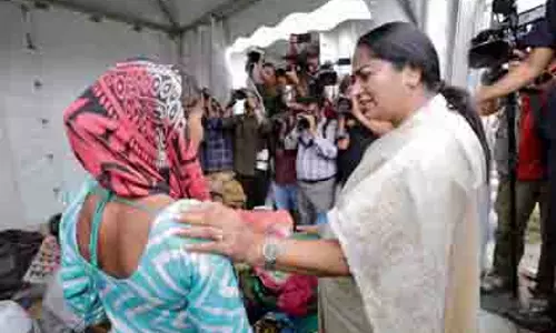 दिल्ली CM रेखा गुप्ता ने बाढ़ पीड़ितों से की मुलाकात