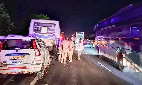 TIRUCHY : कार और बस में टक्कर, महिला और बच्चे समेत तीन की मौत TIRUCHY : कार और बस में टक्कर, महिला और बच्चे समेत तीन की मौत