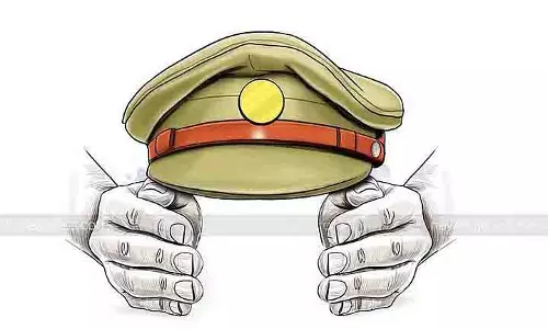 UP: पुलिस की छापेमारी में हताहत, चार पुलिसकर्मी निलंबित