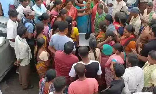 Warangal-Khammam में यूरिया संकट, किसान सड़कें जाम