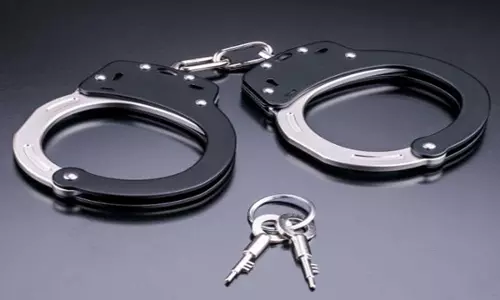 लोन के बदले घूस की मांग, CBI ने दो अधिकारियों को किया गिरफ्तार लोन के बदले घूस की मांग, CBI ने दो अधिकारियों को किया गिरफ्तार