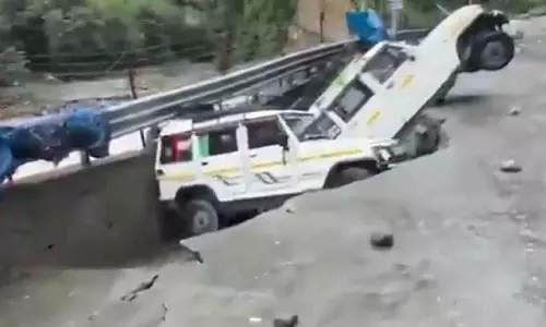 Kedarnath: सोनप्रयाग में भूस्खलन, शटल पार्किंग ढही Kedarnath: सोनप्रयाग में भूस्खलन, शटल पार्किंग ढही