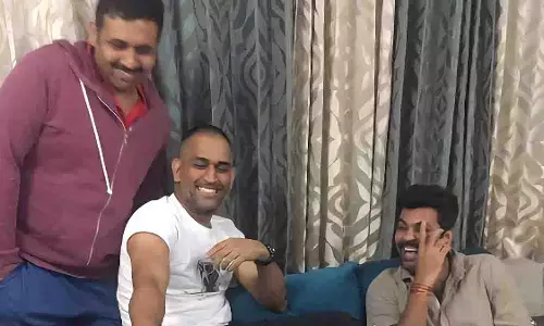MS धोनी-आरपी सिंह की पुरानी हुक्का पार्टी फोटो इंटरनेट पर वायरल MS धोनी-आरपी सिंह की पुरानी हुक्का पार्टी फोटो इंटरनेट पर वायरल