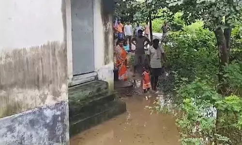 Bankura आईसीडीएस केंद्र घुटनों तक पानी में चल रहा