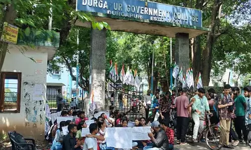 प्रिंसिपल का तबादला, छात्र हड़ताल पर