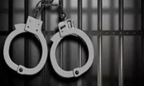 Varanasi: नाबालिग लड़की का अपहरण कर शादी कराने की साजिश नाकाम Varanasi: नाबालिग लड़की का अपहरण कर शादी कराने की साजिश नाकाम